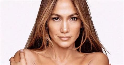 jennifer lopez nudo|Jennifer Lopez, 53, strips completely naked and looks more。